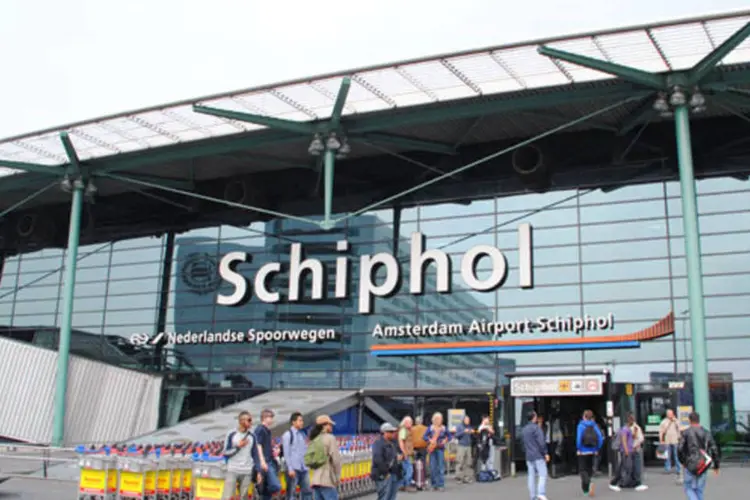
	 Aeroporto Schiphol, em Amsterd&atilde;: passageiro clandestino morto foi encontrado no trem de pouso de um avi&atilde;o de carga
 (Cjh1452000 / Wikipedia)