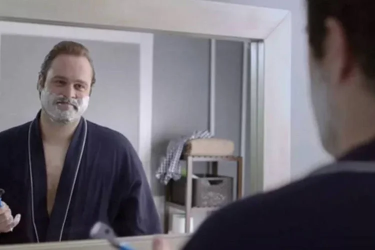 Trecho de comercial da Harry's: mostra a cumplicidade entre um homem e seu bigode (Reprodução)