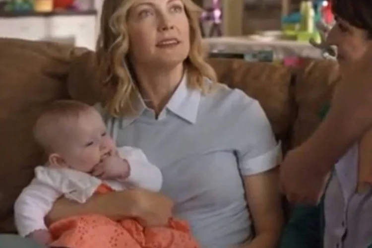 Trecho do comercial: vídeo mostra que maternidade não é e nem precisa ser algo perfeito, e que é preciso relaxar um pouco se você não quiser enlouquecer (Reprodução)