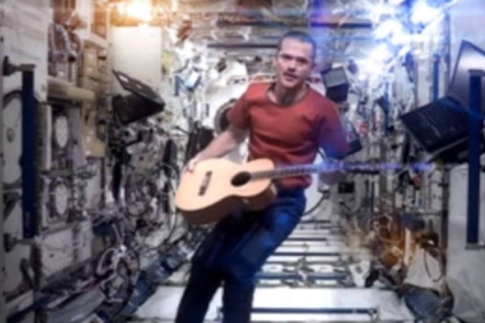 Astronauta se despede da ISS com música de David Bowie