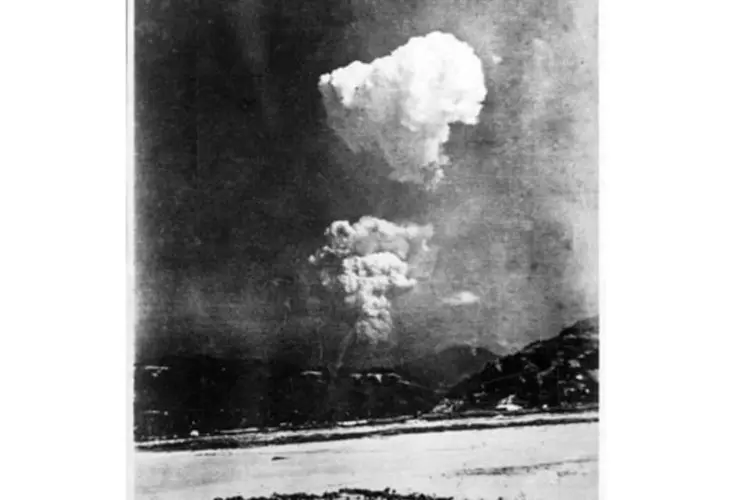 
	Foto achada na escola prim&aacute;ria Honkawa, em Hiroshima, mostra a nuvem de cogumelo formada na cidade: a bomba matou um n&uacute;mero estimado de 140 mil pessoas (Honkawa Elementary School/AFP)