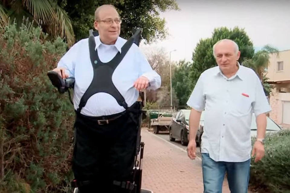 Cadeira de rodas permite que usuários se movimentem em pé