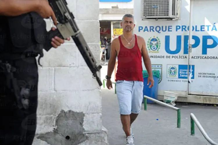 Um dia após o subcomandante da UPP da Vila Cruzeiro ter sido morto enquanto patrulhava a comunidade, a segurança é reforçada na Vila Cruzeiro, no Complexo da Penha  (Tânia Rêgo/Agência Brasil)