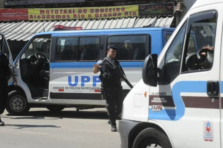 Policiais de UPP no Rio: garoto atingido por bala na cabeça deixou a unidade semi-intensiva de hospital (Tânia Rêgo/Agência Brasil/Agência Brasil)