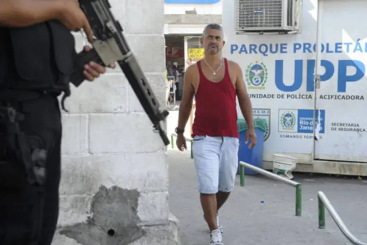 
	Policial monta guarda pr&oacute;ximo da UPP da Vila Cruzeiro, no Rio de Janeiro
 (Tânia Rêgo/Agência Brasil)