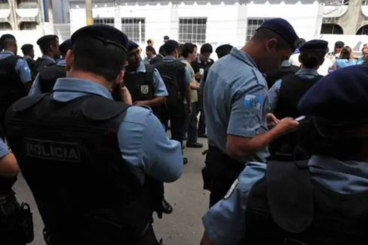 
	Policiais na UPP Morro dos Macacos, no Rio de Janeiro: as favelas do Lins ficam pr&oacute;ximas de outras comunidades que j&aacute; possuem UPPs, como o Morro dos Macacos
 (Marcello Casal Jr./Agência Brasil)