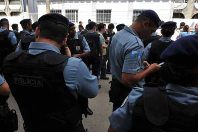 
	Policiais na UPP do Morro dos Macacos, no Rio de Janeiro
 (Marcello Casal Jr./Agência Brasil)
