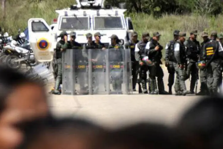Oficiais da Guarda Nacional diante da penitenciária de Uribana, Venezuela (ANGEL ZAMBRANO/AFP)