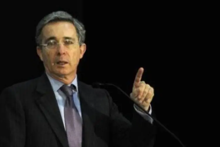 Uribe nega planos de atacar o vizinho (.)