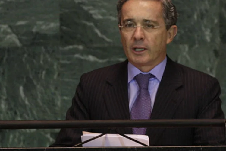 Pelo Twitter, Uribe responde: "Notifico o presidente Hugo Chávez para que deixe de ser covarde lançando insultos à distância"