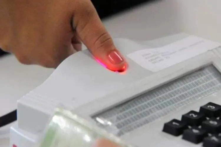 
	A nova tecnologia das urnas biom&eacute;tricas, que possuem identifica&ccedil;&atilde;o digital: a identifica&ccedil;&atilde;o biom&eacute;trica dispensar&aacute; o eleitor de assinar a lista de presen&ccedil;a das se&ccedil;&otilde;es eleitorais
 (Elza Fiúza/Agência Brasil)