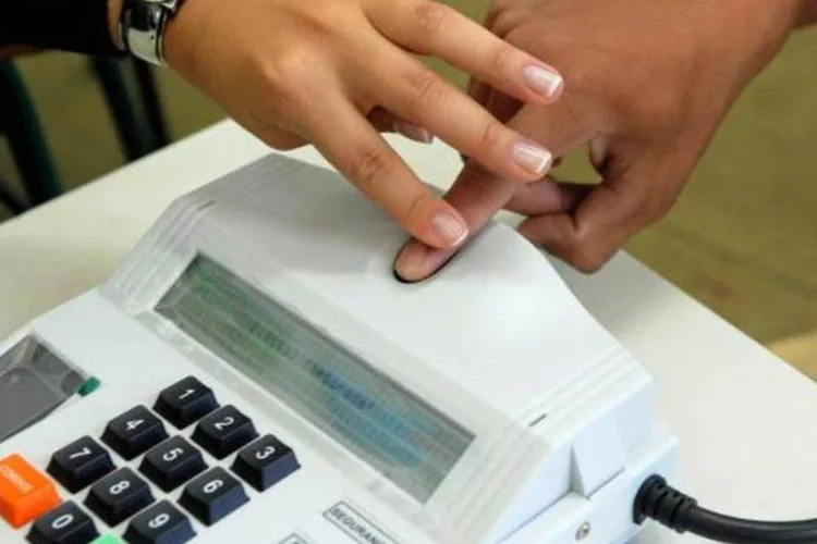 
	Urna eletr&ocirc;nica biom&eacute;trica: h&aacute; muita reclama&ccedil;&atilde;o nos locais de vota&ccedil;&atilde;o
 (Wilson Dias/Arquivo Agência Brasil)