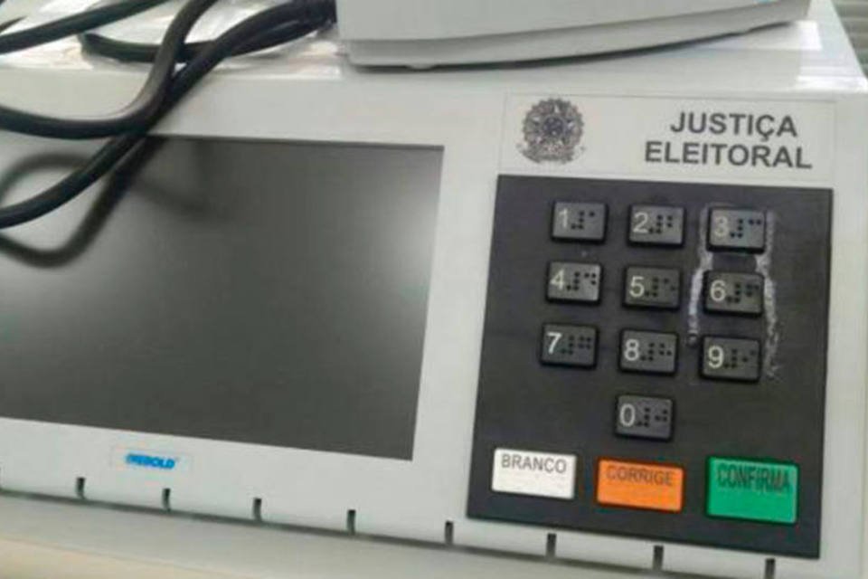 Eleitor cola tecla de urna em Goiás e é procurado pela PF