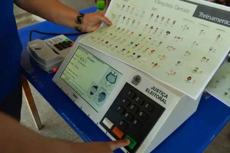 Plantão pretende garantir rápida solução de anormalidades, principalmente em relação ao funcionamento das urnas, que são eletrônicas (José Cruz/Agência Brasil)