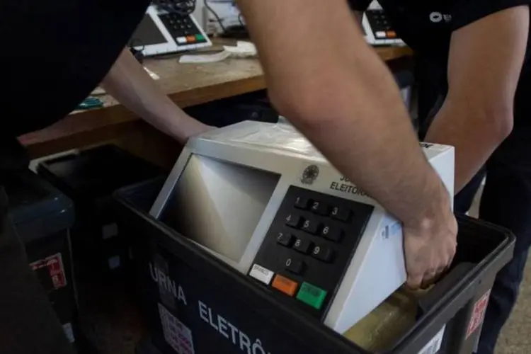 O TRE-DF começa o processo de carregamento e lacração das urnas eletrônicas que serão utilizadas em votações no exterior (Marcelo Camargo/Agência Brasil)