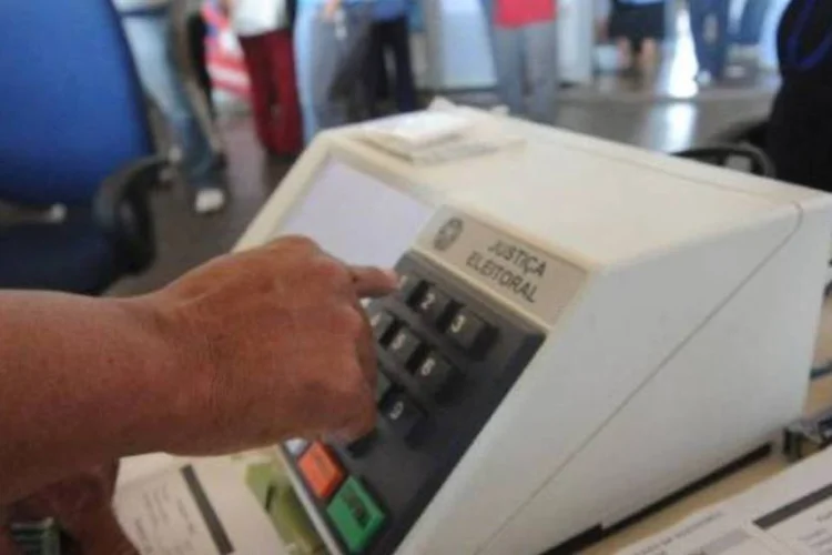 Pessoa utilizando uma urna eletrônica (Elza Fiúza/Agência Brasil/Agência Brasil)