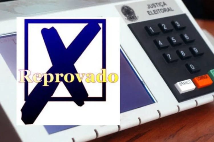 Urna eletrônica com o símbolo de "reprovado": hoje (17), o sistema apontava o pedido de registro de 2.011 candidatos a prefeito, 2.015 a vice-prefeito e 75.448 a vereador (Fotomontagem//Wikimedia Commons/Construcaototal.blogspot.com)