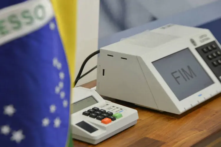 
	Urna eletr&ocirc;nica: tribunal disse que, atualmente, h&aacute; um processo de licita&ccedil;&atilde;o em curso para compras de urnas, mas que elas n&atilde;o incluem a regra do voto impresso
 (José Cruz/Agência Brasil)