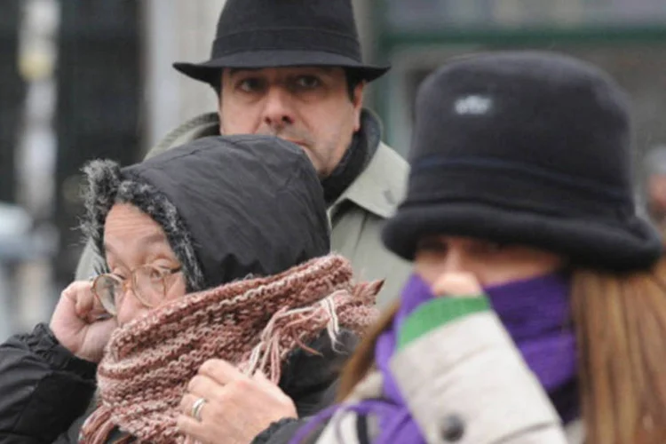 
	Pessoas se protegem do frio: m&aacute;ximas n&atilde;o passaram de 15,4 graus em Porto Alegre
 (GettyImages/Getty Images)