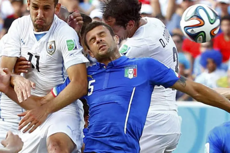 Jogadores do Uruguai e da Itália em jogo da Copa do Mundo de 2014 (Tony Gentile / Reuters)