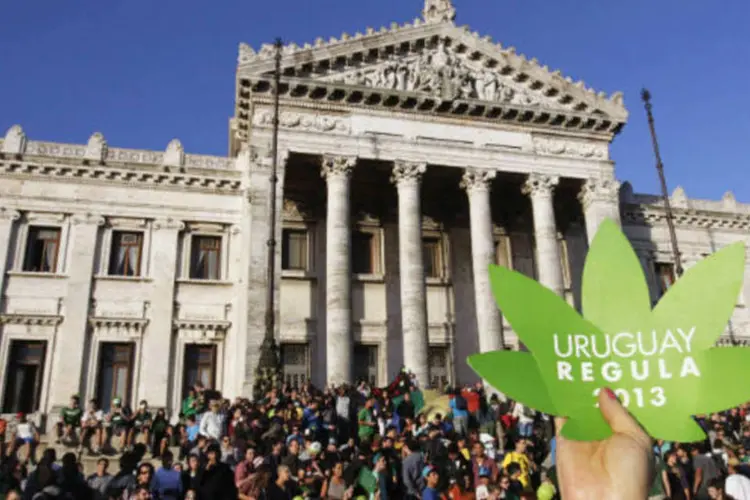 
	Uruguaios se aglomeram em frente ao Congresso, em Montevid&eacute;u, onde o governo aprovou a legaliza&ccedil;&atilde;o e regulariza&ccedil;&atilde;o da maconha
 (Reuters/Andres Stapff)