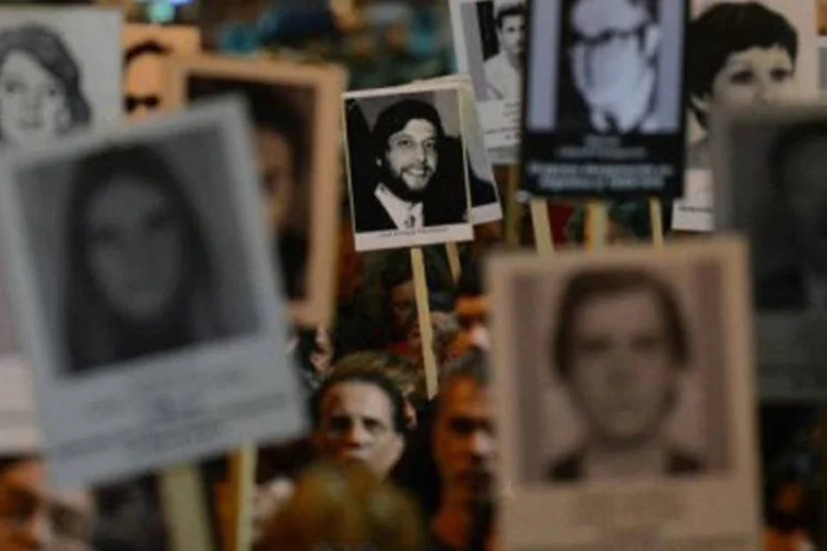 
	Parentes de desaparecidos durante a ditadura uruguaia fazem uma passeata em Montevid&eacute;u: as autoridades continuam a investigar restos mortais de ex-detentos desaparecidos
 (Pablo Porciuncula)