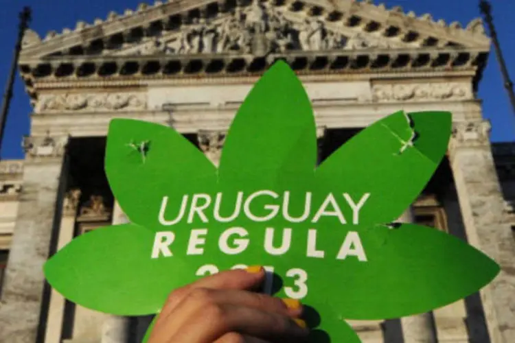 
	Uruguaios se aglomeram em frente ao Pal&aacute;cio Legislativo:&nbsp;regulamenta&ccedil;&atilde;o estar&aacute; pronta&nbsp;&quot;certamente&quot;&nbsp;para depois de 20 de abril, diz funcion&aacute;rio
 (PABLO PORCIUNCULA/AFP/Getty Images)