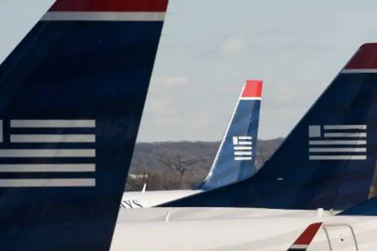 Aviões da companhia aérea americana US Airways são vistos no aeroporto Ronald Reagan Washington, em Arlington (Saul Loeb/AFP)