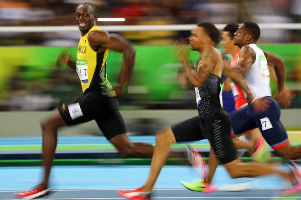 
	Usain Bolt sorri durante semifinal dos 100m: a foto n&atilde;o demorou para cair nas gra&ccedil;as dos espectadores nas redes sociais
 (Kai Pfaffenbach / Reuters)