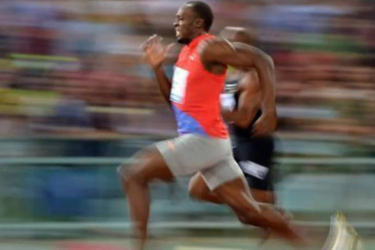 Usain Bolt corre para vencer a competição dos 100 metros: cientistas questionam se os recordes esportivos já atingiram o limite humano (Gabriel Bouys/AFP)