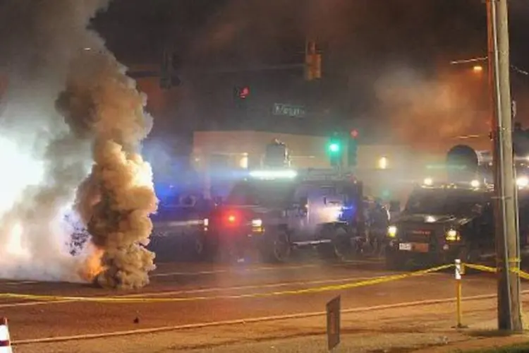 Policiais usam gás lacrimogêneo contra manisfestantes em Ferguson, Missouri (Michael B. Thomas/AFP)