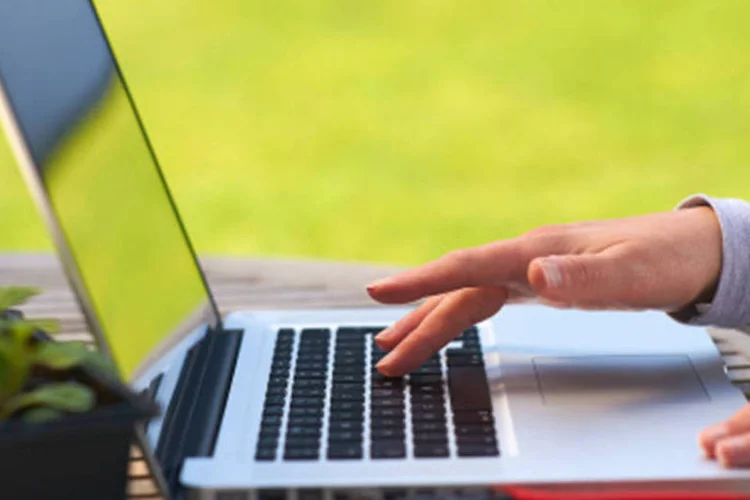 
	Pessoa usando internet: presidente aprovou a quantia de R$ 1 bilh&atilde;o para deixar todo o pa&iacute;s conectado com banda larga
 (GettyImages)