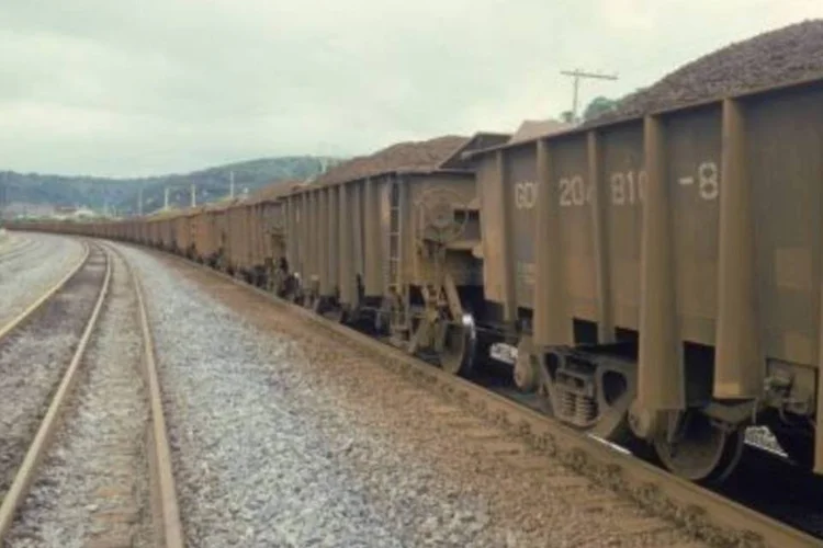 Usiminas: transporte de minério no pátio ferroviário da empresa (.)