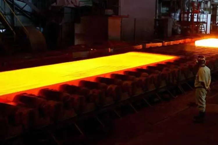 Produção de aço: ferro-ligas melhoram a resistência do material (DOMINGOS PEIXOTO/EXAME)