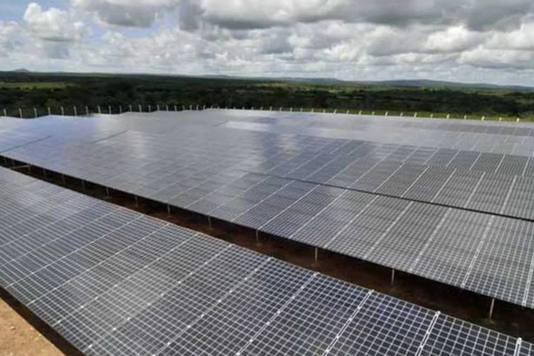
	Usina solar de Tau&eacute;, da MPX, no Cear&aacute;:&nbsp;empresa informou em julho que decidiu cancelar a oferta p&uacute;blica de a&ccedil;&otilde;es e promover um aumento de capital de R$ 800 milh&otilde;es
 (Divulgação)