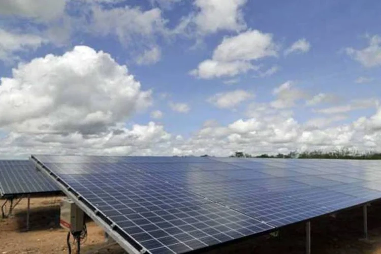 
	Usina solar: duas alternativas est&atilde;o sendo avaliadas: o rompimento dos contratos, com pagamento de multa de 5% ou a posterga&ccedil;&atilde;o do prazo para o in&iacute;cio da opera&ccedil;&atilde;o
 (Divulgação)