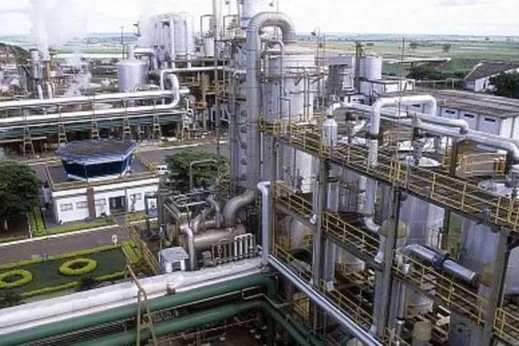 
	Usina de etanol: a regi&atilde;o Centro-Sul do pa&iacute;s est&aacute; vendo uma produ&ccedil;&atilde;o maior de etanol na atual safra de 2015/16
 (Arquivo)