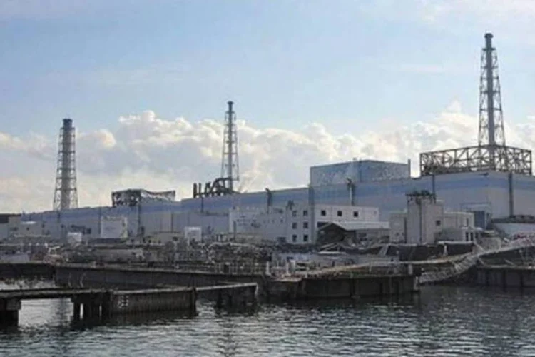Tepco prevê aumentar o número de pessoas na equipe médica na usina e supervisionar estritamente as horas de trabalho de cada operário no interior das instalações (AFP)