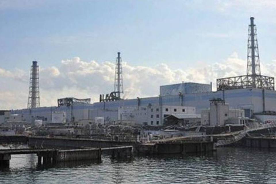 Usina japonesa despeja toneladas de água radioativa no oceano