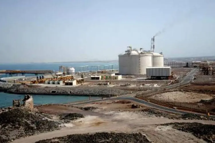 Usina de gás em Belhaf, no Iêmen: empresa que administra as instalações, a Yemen LNG, anunciou a suspensão de todas as operações de produção e exportação (Mohammed Huwais/AFP)