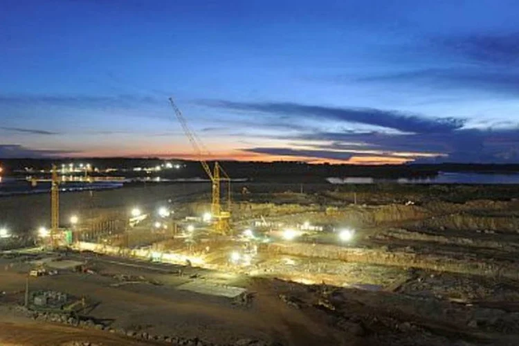 Obras de barragem de Usina: Estima-se que o mercado de projetos de redução de consumo de energia movimente 17 bilhões de dólares na América Latina até 2012 (.)