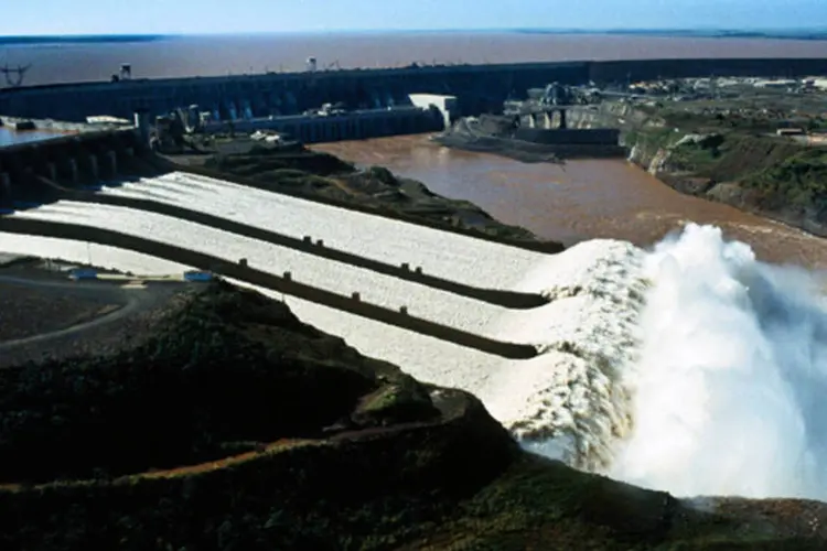 
	Usina de Itaipu: para constru&iacute;-la, foram necess&aacute;rios U$$ 27 bilh&otilde;es, captados em org&atilde;os nacionais e internacionais, incluindo as rolagens financeiras
 (Nani Gois)