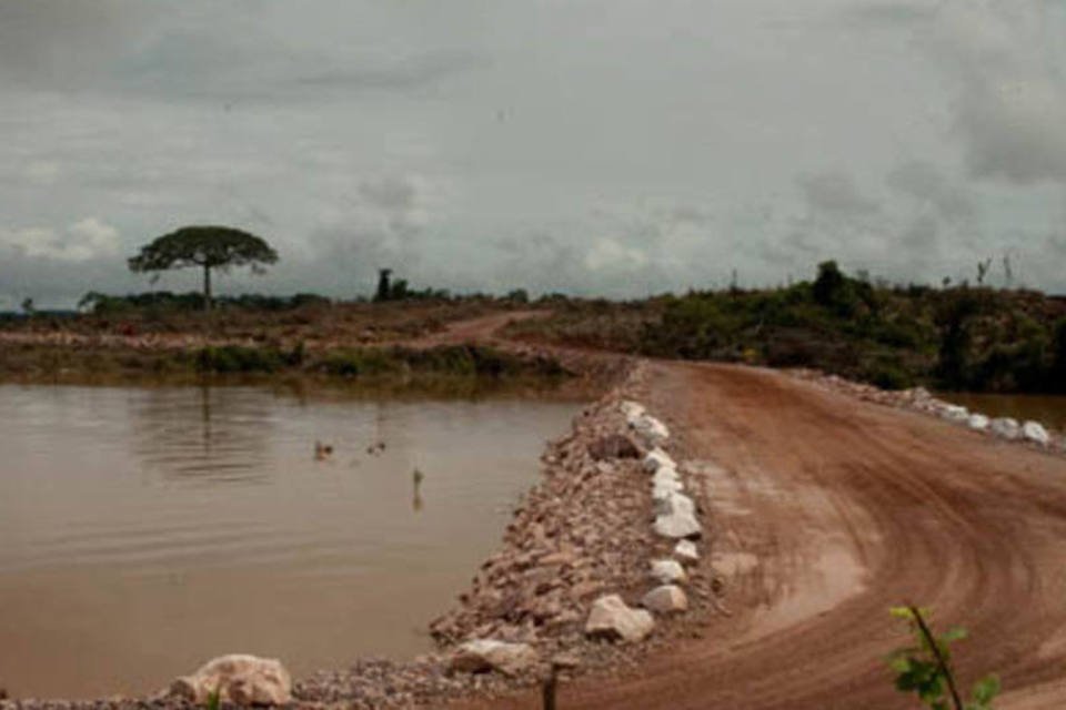 Índios e garimpeiros interrompem obras de Jirau