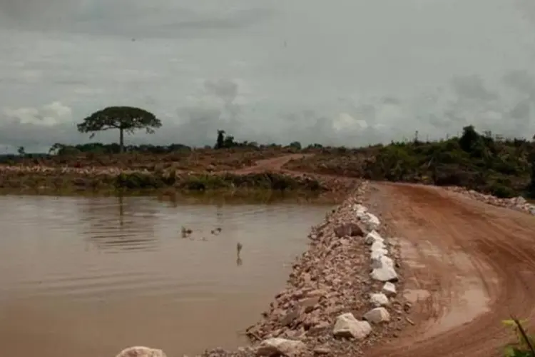 
	Canteiro da Usina de Jirau: a expectativa do cons&oacute;rcio respons&aacute;vel pelo projeto &eacute; ter entre 20 e 24 turbinas em opera&ccedil;&atilde;o comercial ao final deste ano
 (Fernanda Preto/Veja)