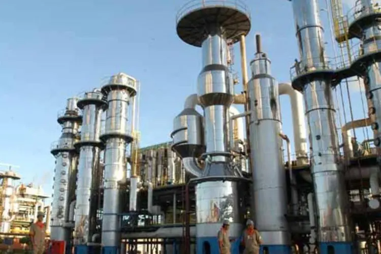 
	Usina de etanol em Minas Gerais: o volume de cana a ser processado, que &eacute; dividido entre a produ&ccedil;&atilde;o de a&ccedil;&uacute;car e etanol, deve passar de 532,76 milh&otilde;es de toneladas para 589,60 milh&otilde;es neste ciclo.
 (Divulgação)