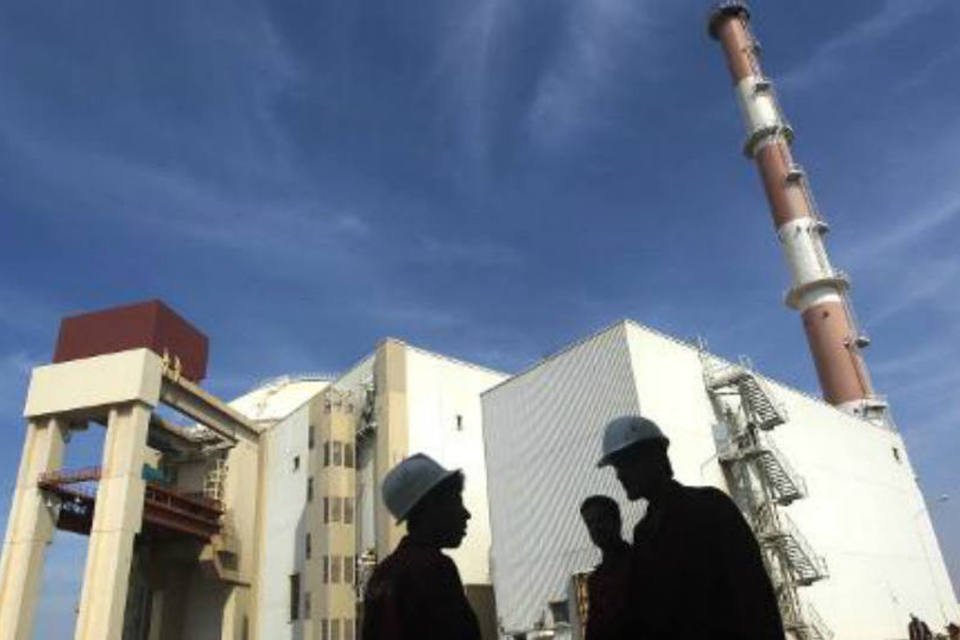 Irã assina plano que rejeita fim militar do programa nuclear