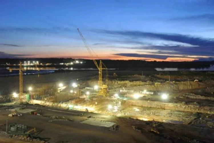 
	Usina Santo Ant&ocirc;nio: at&eacute; o fim de 2013, 24 turbinas da usina estar&atilde;o gerando energia para o sistema el&eacute;trico nacional e a opera&ccedil;&atilde;o plena da hidrel&eacute;trica, totalizando 3.150,4 MW, deve ocorrer em novembro de 2015.
 (Germano Lüders/EXAME)
