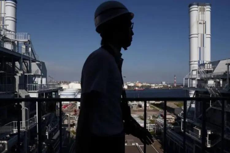 Trabalhador caminha em uma usina térmica da Tepco em Kawasaki, no Japão (Tomohiro Ohsumi/Bloomberg)