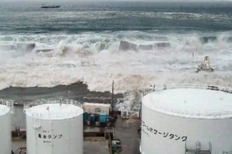 A tragédia na usina nuclear de Fukushima foi causada pelo terremoto e tsunami que também deixaram 20 mil mortos
 (Tepco/AFP)