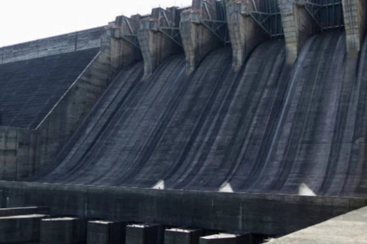 
	Usina hidrel&eacute;trica de Itumbiara: baixo n&iacute;vel de reservat&oacute;rios fez com que quase todas as termel&eacute;tricas fossem ativadas
 (REUTERS/Ueslei Marcelino)